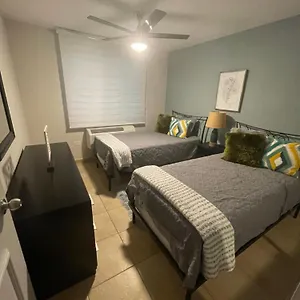  Apartment 3 Bedroom Apt. Close To Main Beaches/ Attractions